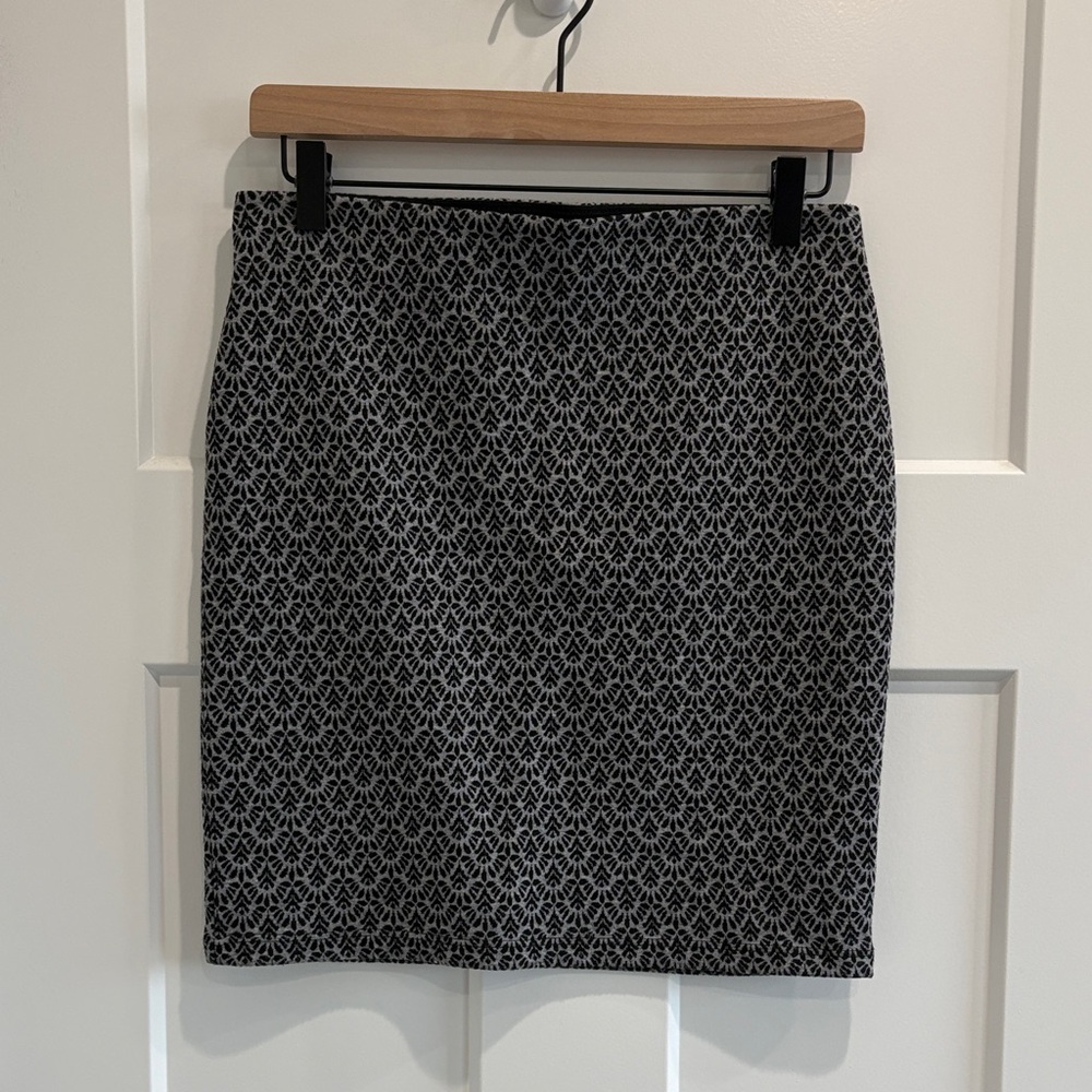 LOFT Black and Gray Jacquard Pencil Skirt